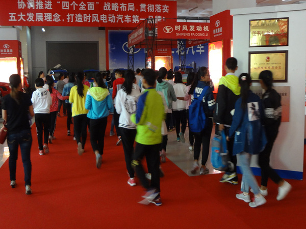 县实验小学部分小学生来E世博esball科技展厅开展科普日活动