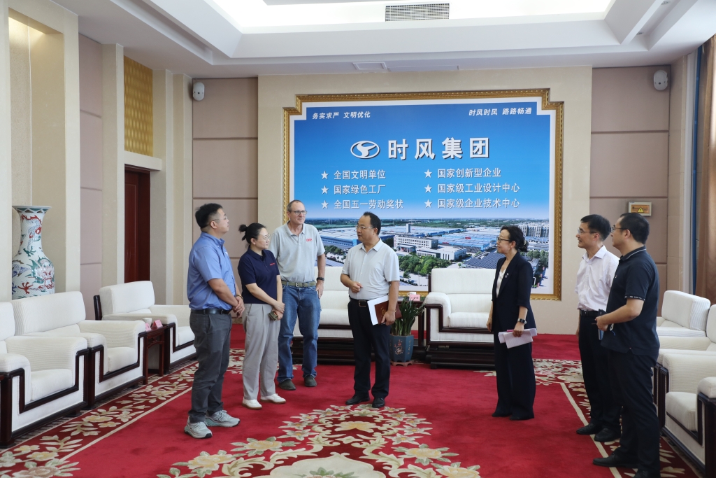 美国利滋勒公司董事长Wiliam James Urban先生造访E世博esball集团，，，E世博esball集团与湖北宜昌经纬纺机公司签署战略相助